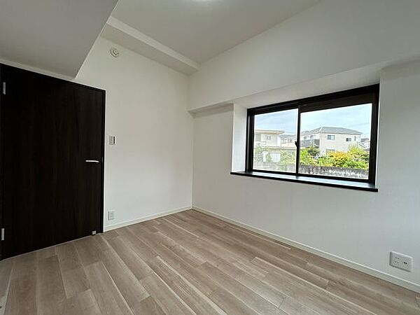 【リフォーム後】床はフローリングの上張り工事をしました。