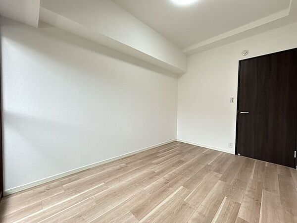 【リフォーム後】出窓のある洋室です。