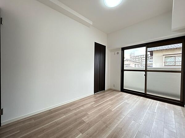【リフォーム後】各部屋に収納がついております。