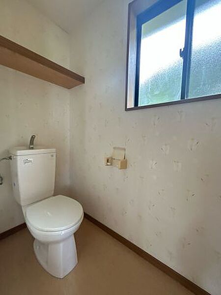 【リフォーム中】8月16日撮影。トイレは新品交換・照明交換・クロス張替え予定です。