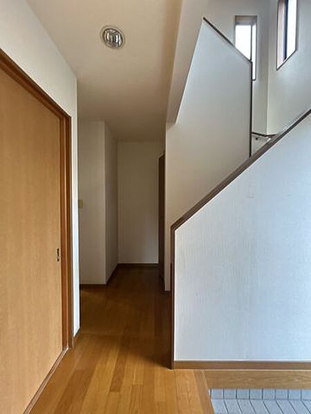 【リフォーム中】8月16日撮影。玄関はタイル洗浄　照明交換・クロス張替え予定です。