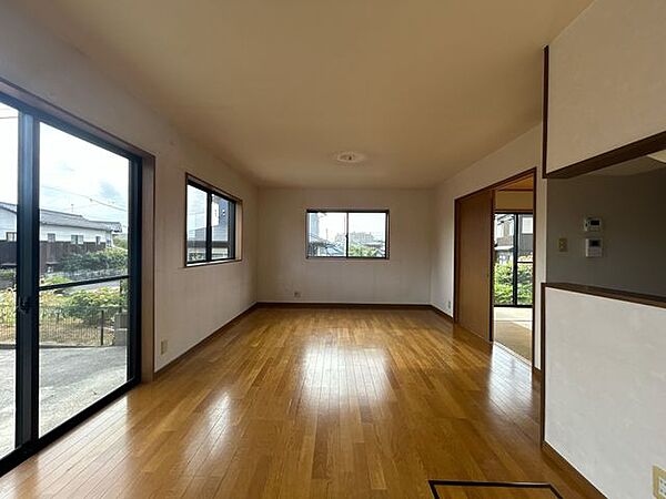 【リフォーム中】8月16日撮影。リビングは照明設置・クロス張替え・建具補修予定です。