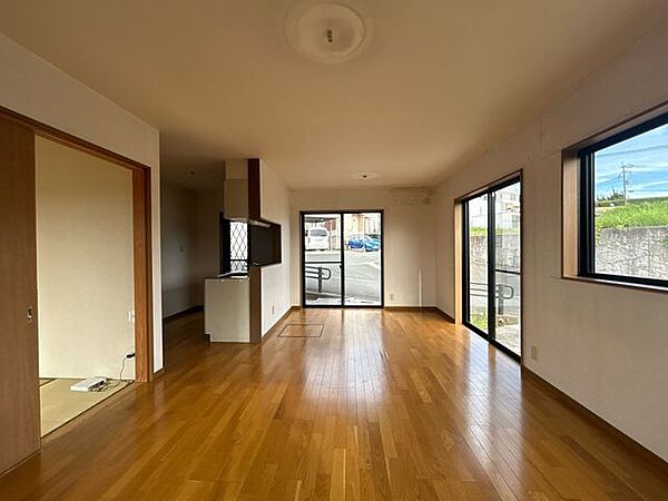 【リフォーム中】8月16日撮影。リビングは照明設置・クロス張替え・建具補修予定です。