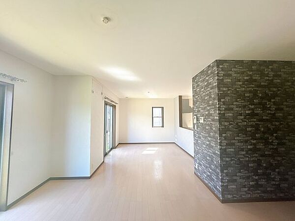 【リフォーム前】LDK約28.5帖です。広々としたリビングで家族団らんの時間をお過ごしいただけます。これからハウスクリーニングを行います。