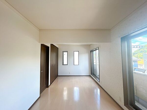 【リフォーム前】2階洋室約9.5帖です。クローゼットが二つありますので、しっかり収納できます。これからハウスクリーニングを行います。