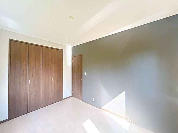 【リフォーム前】2階洋室約6帖です。一面にはグレーのアクセントクロスが入っています。これからハウスクリーニングを行います。