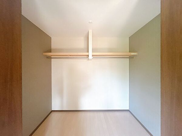 【リフォーム前】2階洋室約6帖のウォークインクロゼットです。こちらもグレーのアクセントクロスが入っています。これからハウスクリーニングを行います。