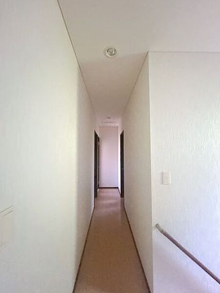 【リフォーム前】2階廊下の写真です。これからハウスクリーニングを行います。