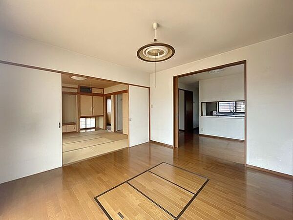 【期間限定現況販売 9/11迄】リビングには備え付けの本棚があります。掃き出し窓からは庭へも行けますよ。