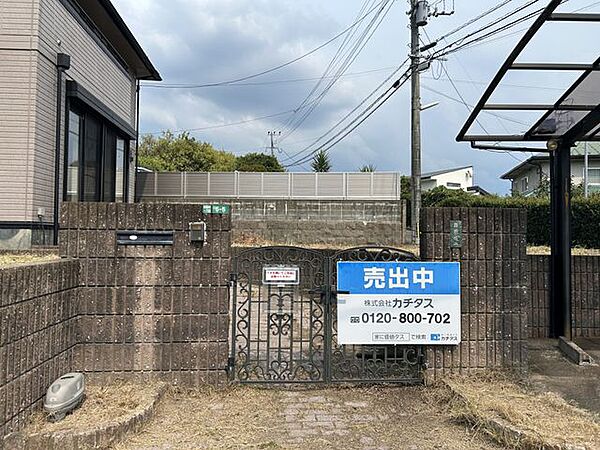 【期間限定現況販売　9/11迄】玄関門扉があり、安心ですね。玄関ドアまでのアプローチも緩やかな坂で上りやすいです。