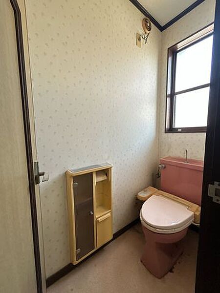 【リフォーム中】9月1日撮影。トイレは新品交換予定です。床もクッションフロアに張替え、クロスも張り替えて清潔感あふれるトイレになります。
