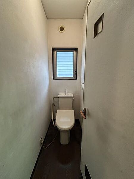 【リフォーム中　9/15撮影】トイレの写真です。トイレについてもこれから既存のトイレを撤去し、新品に交換いたしますので、衛生的にご利用いただけます。