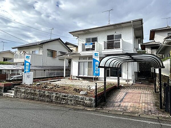 【リフォーム中　9/15撮影】外観の別角度写真です。これから外壁屋根の塗装を行いますので、印象ががらりと変わります。