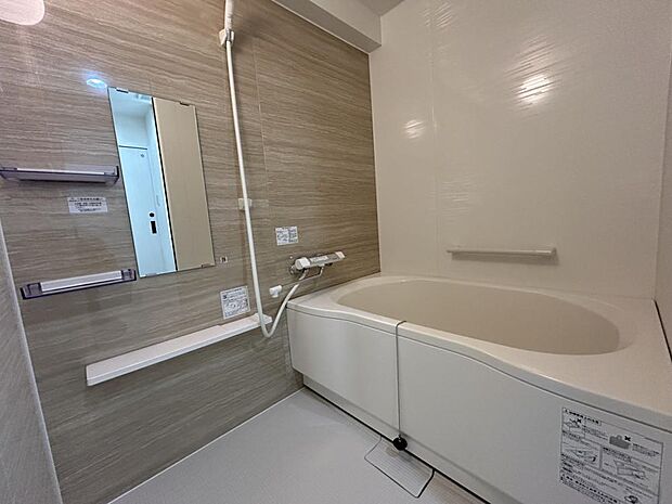 【リフォーム後_浴室】浴室はハウステック製の新品のユニットバスに交換しました。綺麗になったお風呂で1日の疲れを癒して下さい。