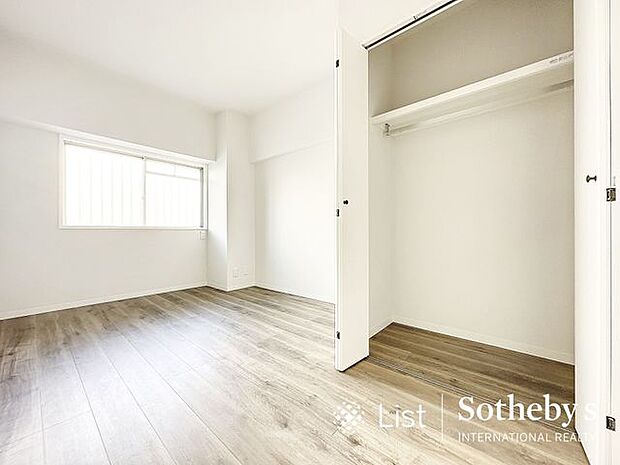 ◇居室◇白を基調とした室内で飽きのこないデザイン！お部屋がシンプルなのでお好きなインテリアを飾れます！収納スペースもありますのでお部屋が片付き綺麗に使えます！