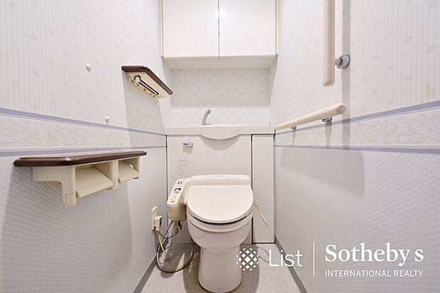 □トイレ□■レストルーム■白を基調とした、シンプルながらも落ち着くデザイン。毎日に欠かせないお手洗いだからこそ、ほっと落ち着く空間としての機能を重視しています。