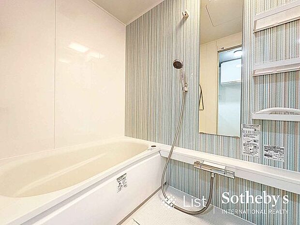 □浴室□すっきりとした清潔感の中に都会的なセンスが感じられ、心身をリフレッシュできる寛ぎを深めてくれるスペースです。