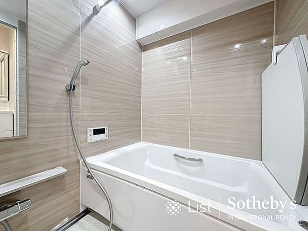 □浴室□モダンデザインの空間が気持ちよさを高めてくれるバスルーム。すっきりとした清潔感の中に都会的なセンスが感じられ、心身をリフレッシュできる寛ぎを深めてくれるスペースです。