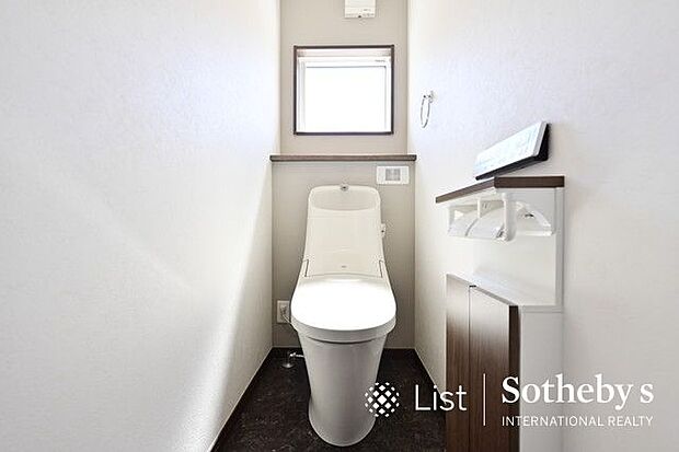 ■レストルーム■いつでも快適・清潔に保てるシャワートイレ。リモコンは壁付けタイプでお掃除もラクラク♪トイレは窓付きなので換気もしやすく、明るい空間です♪