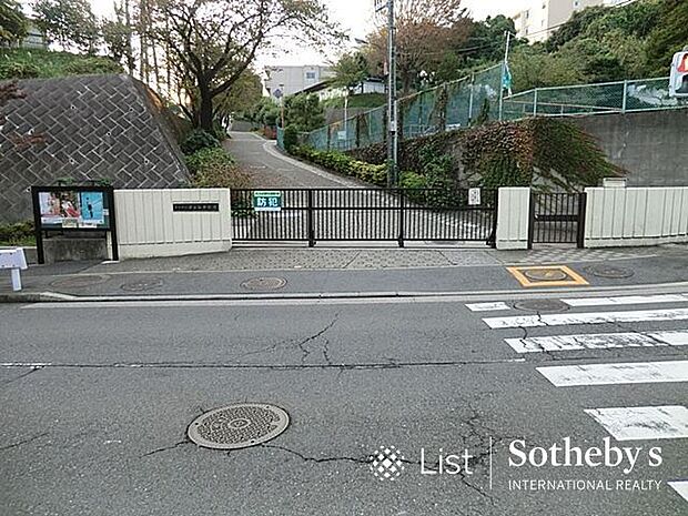 横浜市立芹が谷中学校 徒歩1分。中学校至近！部活動などで帰りが遅くなっても安心です◎ 13m