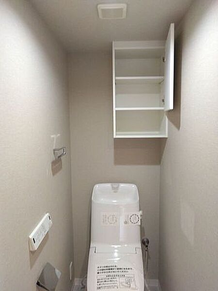 【トイレ】清潔感のある新品トイレ♪収納棚付きで、トイレットペーパーなどもすっきり片付きます。