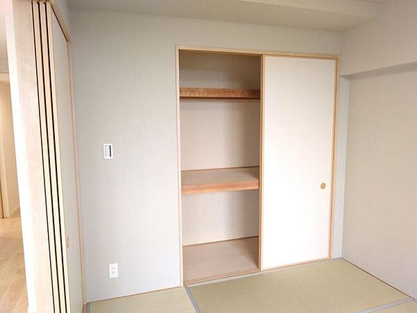 【和室】収納充実の和室♪大きな布団もしまいやすく、客間やくつろぎ空間としても便利です。