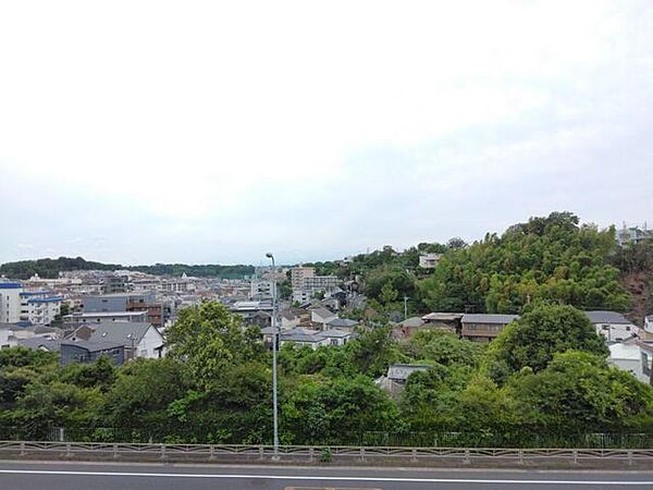 【眺望】自然を感じる良好な眺望♪窓の外に広がる景色が、毎日の暮らしに開放感を与えます。