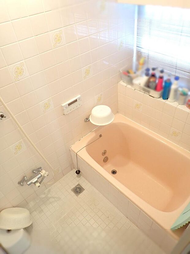 淡いピンク色が可愛らしい浴室です♪窓もあり明るい印象を受けます♪