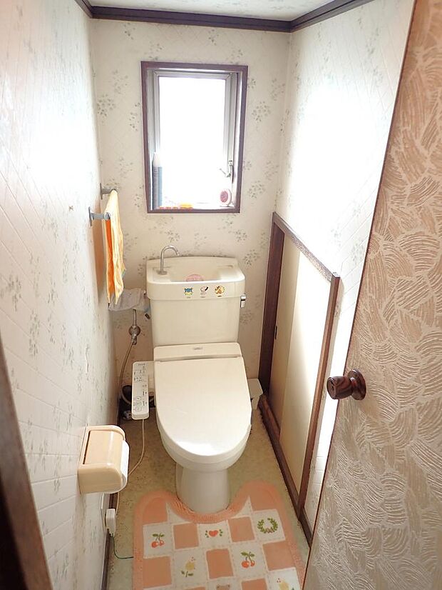 温水洗浄便座付きトイレ。トイレ内にトイレットペーパー等の収納スペースがあるのは便利ですね♪