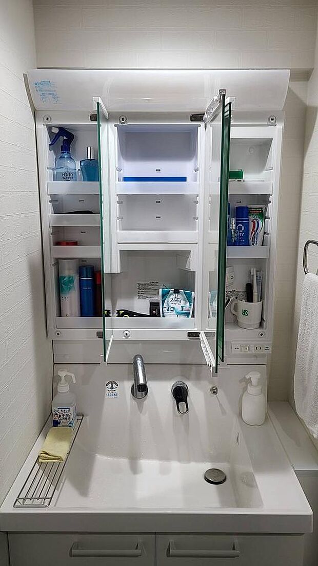 洗面台には三面鏡部分と、洗面下部分に収納スペースがあります。歯ブラシや化粧品、整髪料、洗剤等が充分収納できるスペースです。