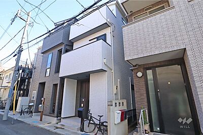外観:物件の外観(西側から)。2023年築の戸建。スタイリッシュな外観が特徴です。 外観:物件の外観(西側から)。2023年築の戸建。スタイリッシュな外観が特徴です。