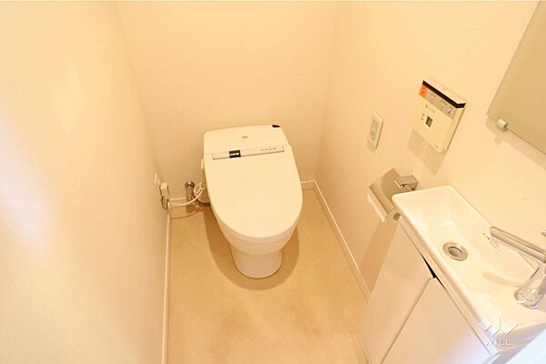 トイレ手洗いも設置しており、すっきりとした空間です。