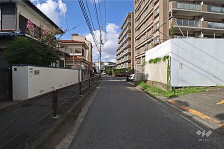 敷地西側の前面道路(南側から)