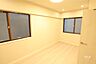 その他：洋室6.4帖2面採光で明るいお部屋です。