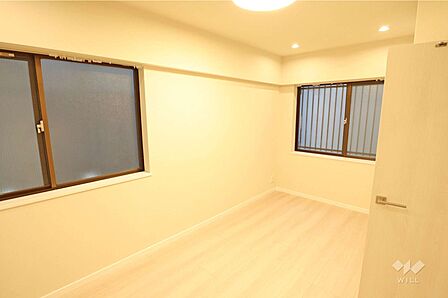 洋室6.4帖2面採光で明るいお部屋です。