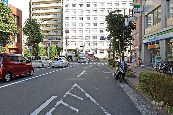 敷地北側の前面道路はジャーマン通りです(西側から)。