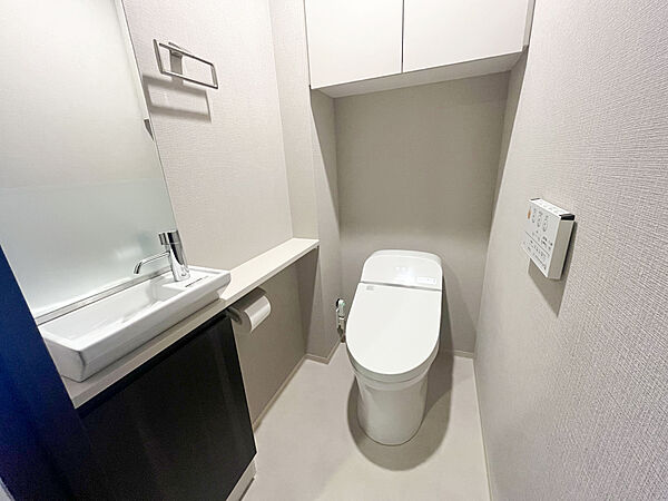 トイレ手洗い付きです！コンパクトで使い勝手の良いトイレです。
