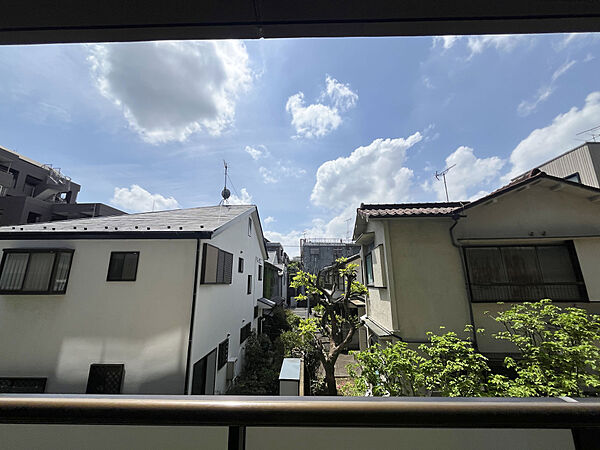 バルコニーからの眺め日当たり・通風し共に良好です。