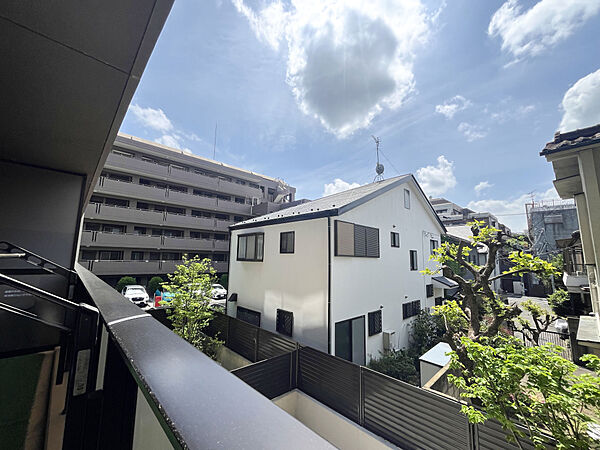 バルコニーからの眺め前面に高い建物がないため日当たり・通風良好です。