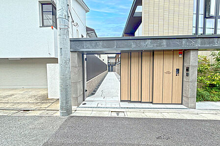 エントランスアプローチ部分が広く、開放的な印象です。段差が少なく出入りしやすい構造です。