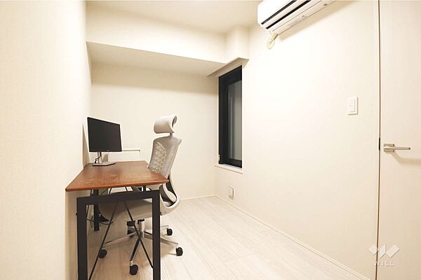南側洋室5.5帖。寝室としても子供部屋としても十分な広さです。ウォークインクローゼットがあるので、洋服や趣味の荷物が多い方でも安心です。