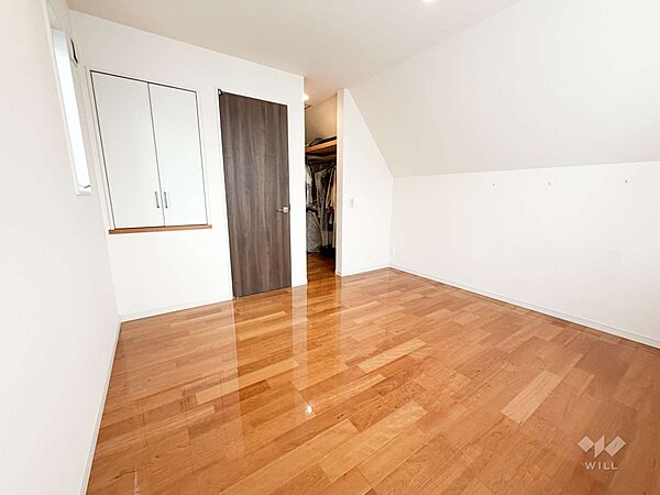 洋室収納もあるため、お部屋としてはもちろん、書斎などにも使えそうな空間です。