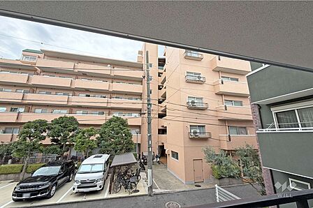 バルコニーからの眺め(南方向)光がしっかりと入り陽当たり良好です。