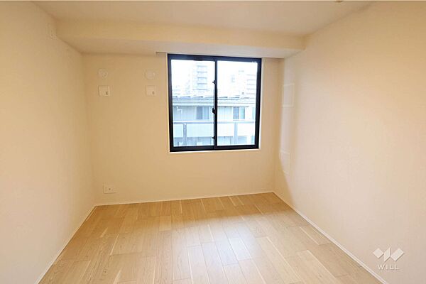 洋室6.1帖大きな窓があり明るいお部屋です。