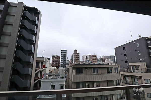 バルコニーからの眺め（西方向）目の前に圧迫感はありません。