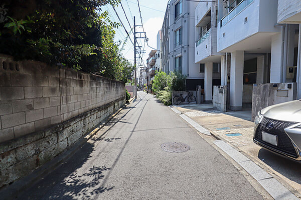 物件の北東側前面道路（北西側から）［2026年6月30日撮影］