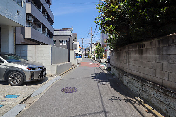 物件の北東側前面道路（南東側から）［2026年6月30日撮影］