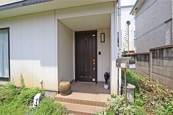 物件の玄関ゆとりのあるポーチスペースなので、雨の日もゆっくりと出入りすることができます。