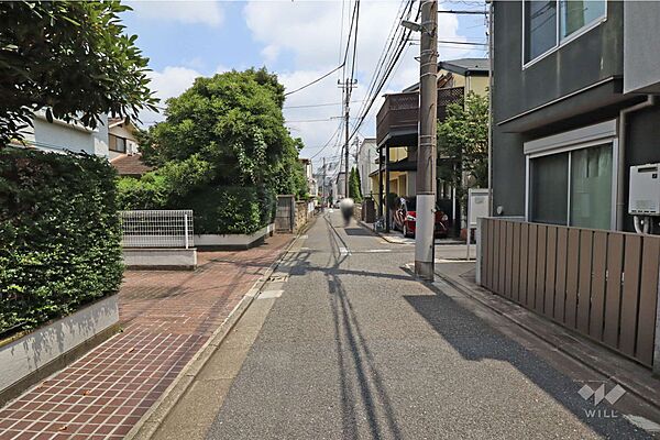 物件の南側前面道路（西側から）周囲は閑静な住環境です。
