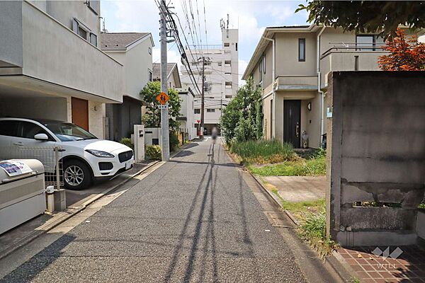 物件の南側前面道路（東側から）幅員が十分あり、駐車もしやすいです！